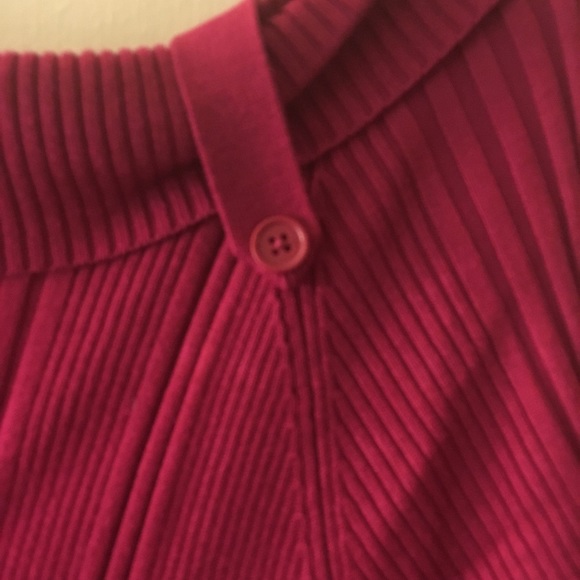 Sweater with a decorative button on the collar. - Picture 3 of 3